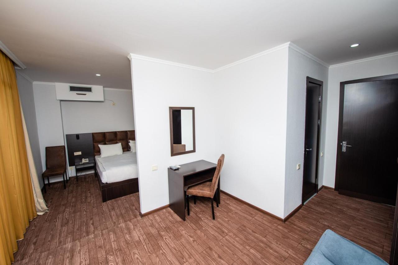 Hotel Shine Palace Tbilisi Exterior foto