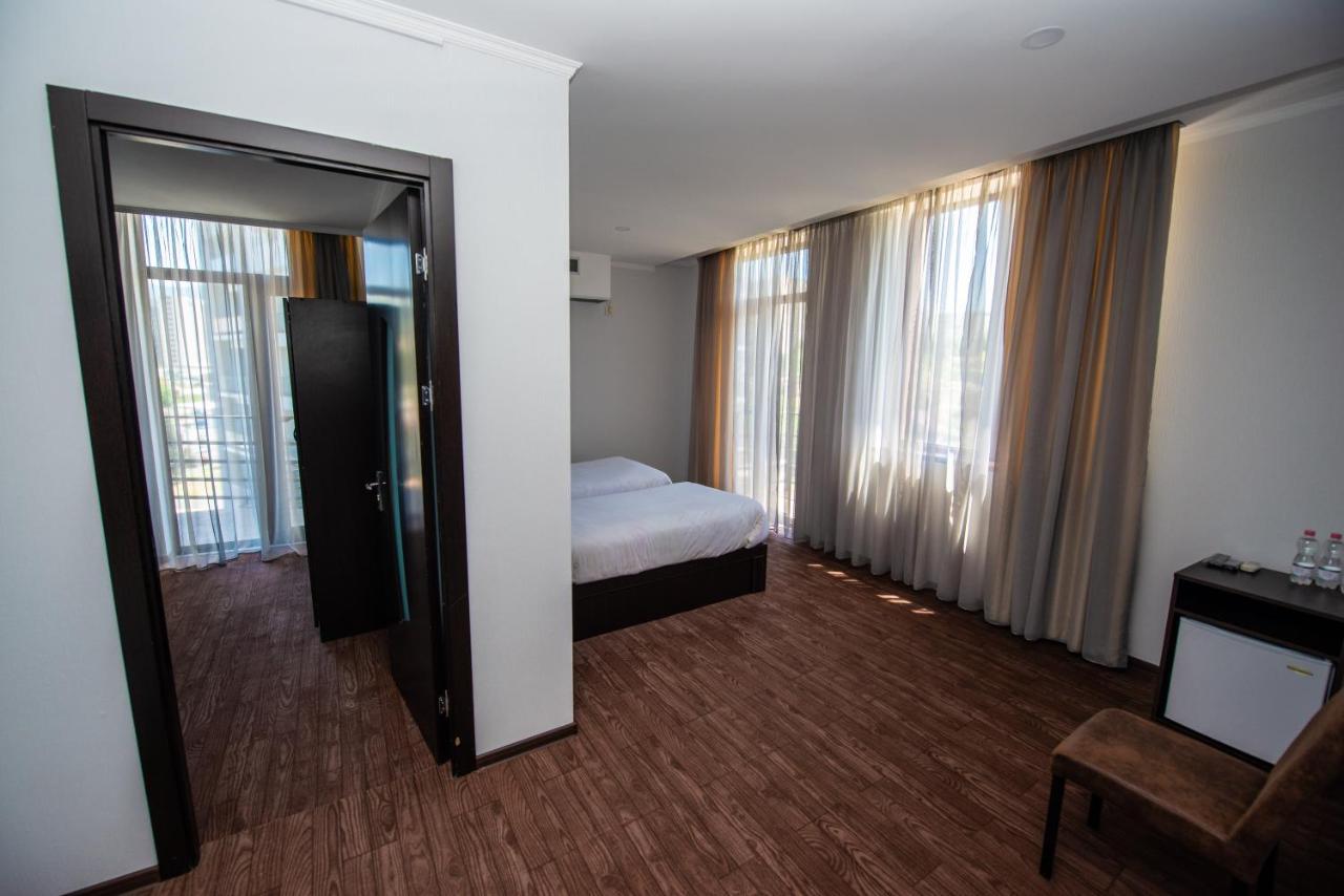 Hotel Shine Palace Tbilisi Exterior foto