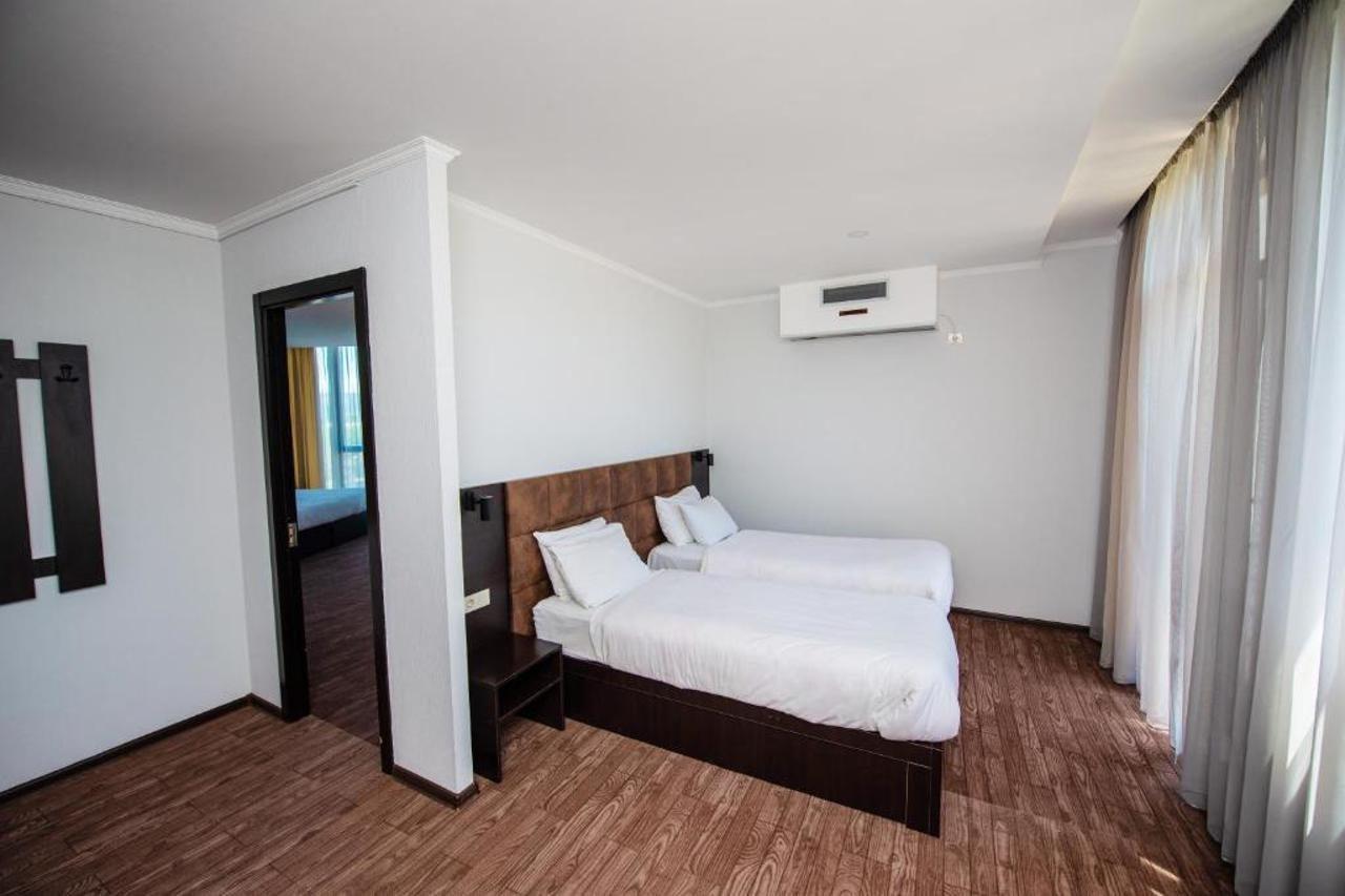 Hotel Shine Palace Tbilisi Exterior foto